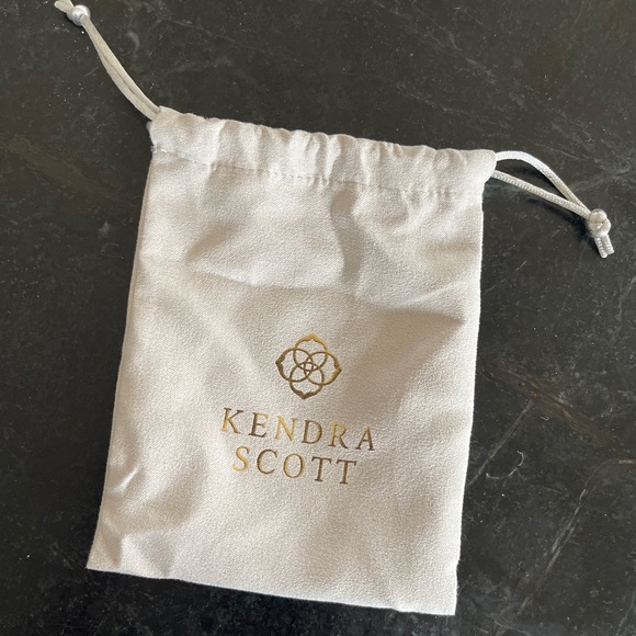 Kendra Scott Elisa Pendant Necklace - Picture 3 of 3